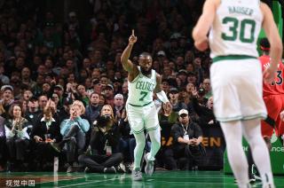 她以灵活的 她以灵活的